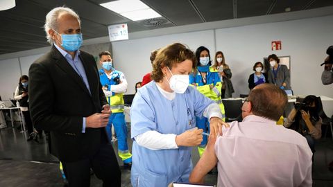 El consejero de Sanidad de Madrid, Enrique Ruiz Escudero, durante su visita al punto de vacunacin masiva instalado en el Wizink Center de Madrid