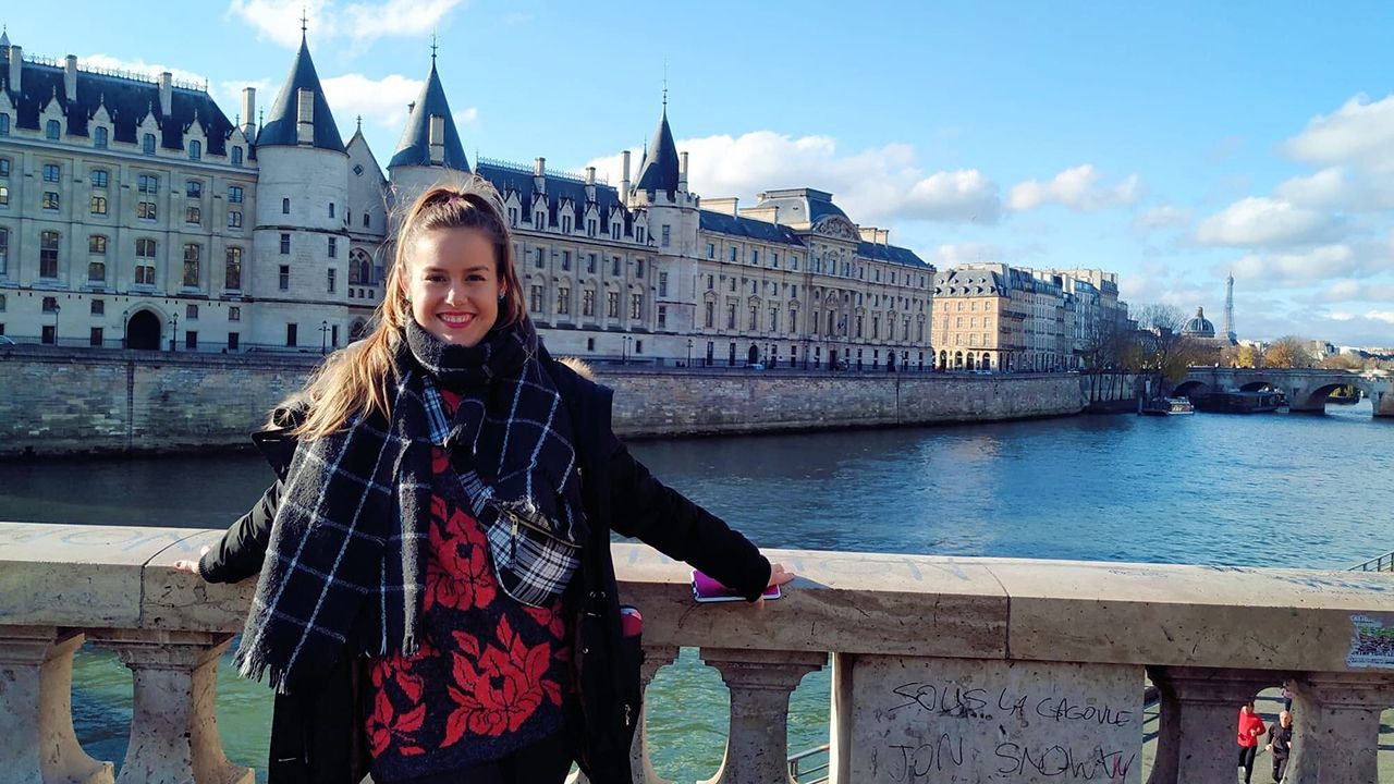 Vernica Crespo, una asturiana que trabaja en Francia como auxiliar de conversacin, con nios de entre 13 y 18 aos