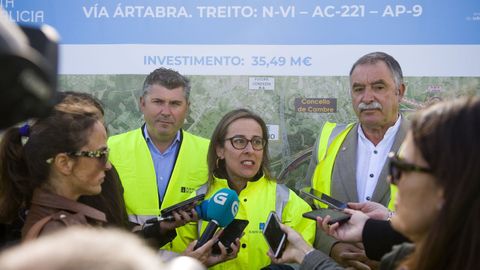 La conselleira de Infraestruturas, Ethel Vázquez, con el alcalde de Oleiros, Ángel García Seoane, visitando las obras de la Ártabra en septiembre del 2019
