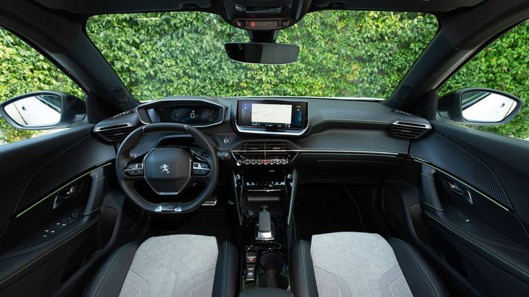Peugeot ha logrado con sus numerosas ayudas a la conducción que este Peugeot 2008 pueda ofrecer una conducción autónoma de nivel 2.