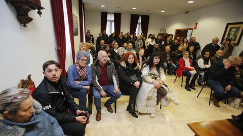 Vecinos que asistieron a la rueda de prensa del alcalde de Vilanova