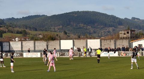 Momento del partido entre el Lealtad y el Vetusta