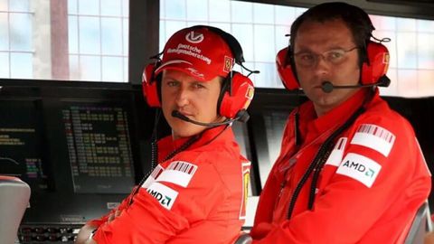 Michael Schumacher y Stefano Domenicali en el box de Ferrari.Michael Schumacher y Stefano Domenicali