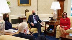 Biden, acompaado de Kamala Harris y Nancy Pelosi, en el despacho oval