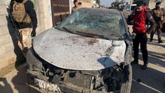 El Ejército iraquí inspecciona un coche dañado en Al Qaim.