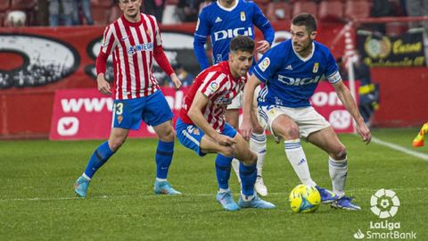 Lucas Ahijado controla un esf�rico ante la oposici�n de Gaspar