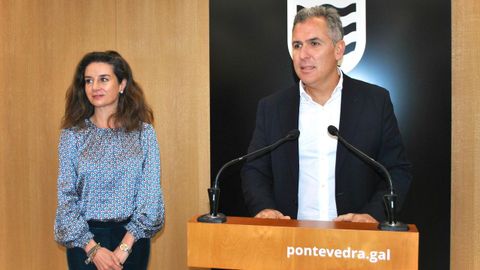 Los concejales del PP Silvia Junco y Rafa Domnguez, en la sala de prensa del Concello de Pontevedra