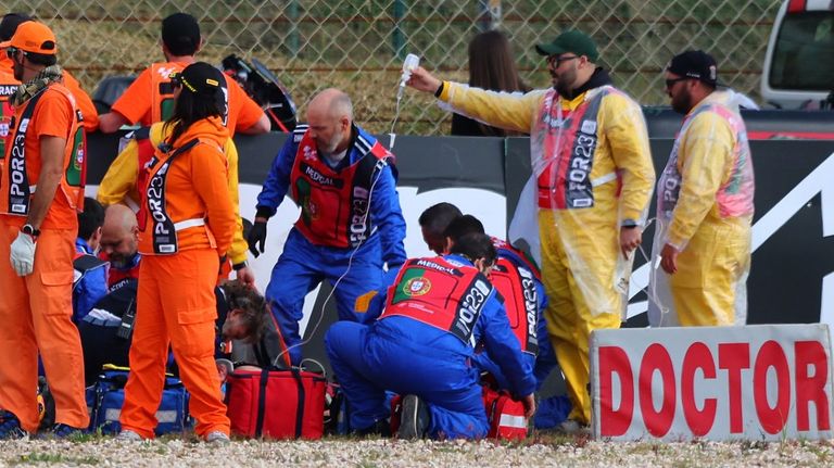 Pol Espargaró es atendido tras la caída en el Gran Premio de Portugal