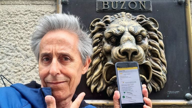 Un vigués envía una carta certificada a Francia y tarda lo mismo que la nave Orion a la Luna