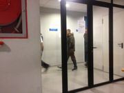 Un acusado por conducci�n sin carn� es escoltado para celebrar una vista por conformidad en el juzgado de lo Penal n�mero 2 de Vigo