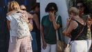 Familiares, amigos y vecinos de la mujer asesinada en Alcira lloran su muerte en las proximidades del domicilio del presunto asesino.