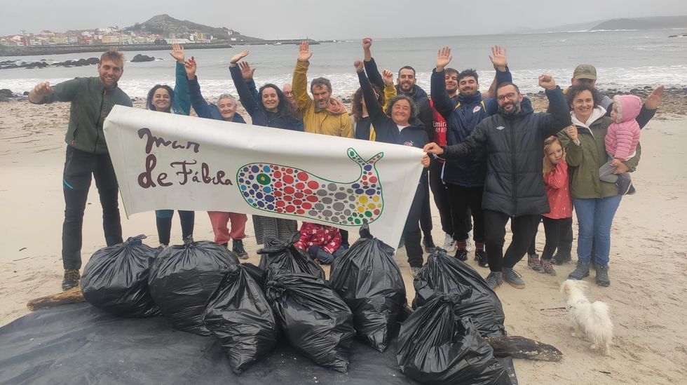 Limpieza con Mar de Fbula en playas de Muxa