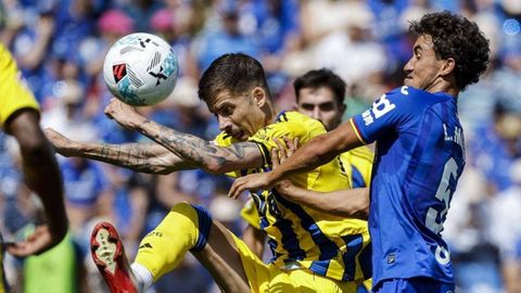 Ilic disputa un bal�n con Luis Milla durante el Getafe-Real Oviedo