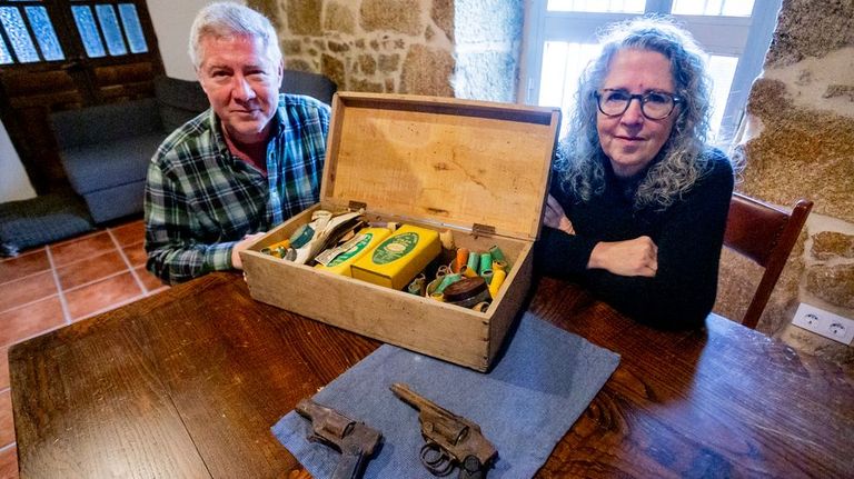 Los Hendershot, el matrimonio americano que compró casa en Cerdedo y se encontró con armas y exorcismos