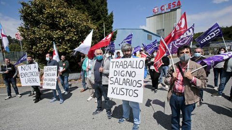 Los trabajadores de Clesa hicieron una concentración por turnos delante de la fábrica, en Caldas, para evitar que la planta parase. 