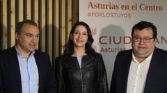 Ins Arrimadas durante su encuentro con el candidatos de Ciudadanos a la Presidencia del Principado, Manuel Iarra a la izquierda, y el candidato a la alcalda de Oviedo, Luis Pacho, a su derecha. 