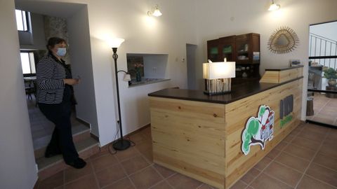 La emprendedora francesa Pascale Claude Monique Huguette, en la recepción de O Viso Ecovillage, la aldea vegana de Ourol