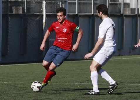 Kadete, a la izquierda, fue el autor de uno de los goles de la SD Chantada en O Sango�edo. 