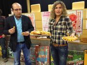 Ramiro Moure e Isabel Fidalgo reparten dulces de Taboada tras la presentacin del programa de la fiesta