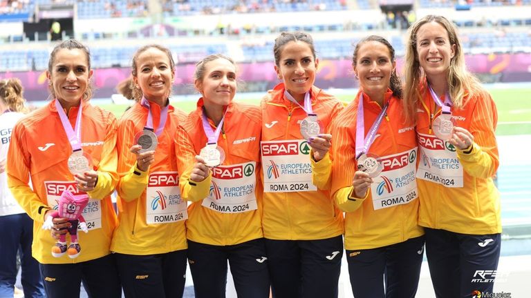Ester Navarrete, primera por la izquierda, con el resto del equipo español de media maratón