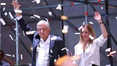 Lpez Obrador junto a su mujer 