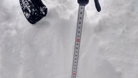 Midiendo la nieve, ms de 60 centmetros en el refugio del Meicn