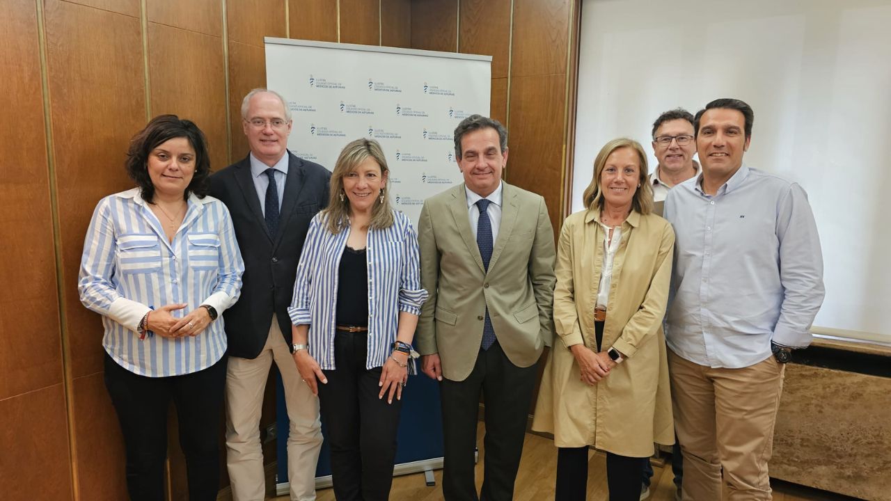 Esther Llamazares, cabeza de lista en Asturias del PP, se ha reunido junto a las diputadas regionales Pilar Fern�ndez Pardo y Beatriz Polledo con los representantes del Colegio de M�dicos de Asturias