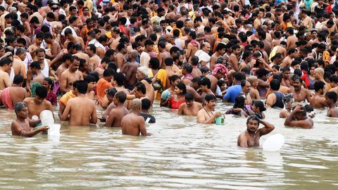 Los devotos hindes participan en el ritual llamado 'Tarpan' durante las oraciones de Mahalaya en las orillas del ro sagrado Ganga en Calcuta