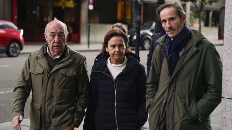 La presidenta del Foro de Asturias y alcaldesa de Gijón, Carmen Moriyón (c) junto con el abogado del Foro de Asturias, Luis Llanes (d) a su llegada este jueves a la Audiencia Provincial de Oviedo