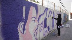 La artista urbana Sax pinta su grafiti reivindicativo en un muro de Cruz Gallstegui, en Pontevedra