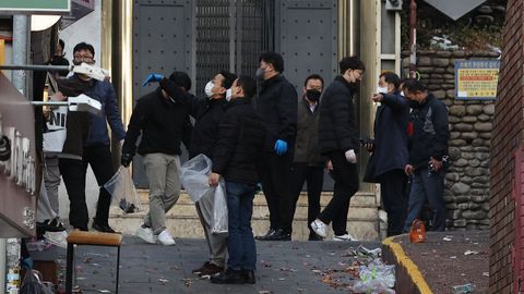 La Policía de Seúl investiga en uno de los callejones donde se produjo la estampida.