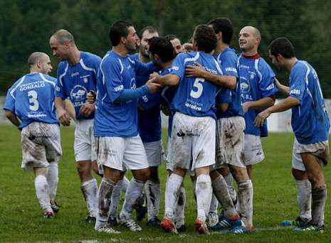 Los futbolistas del Atl�tico Escair�n celebran uno de los goles en el Hermanos Somoza.