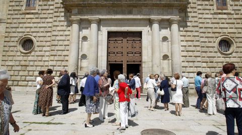 Las puertas, situadas en el centro de la fachada del colegio, son las que utilizan los fieles que van a misa en los Escolapios