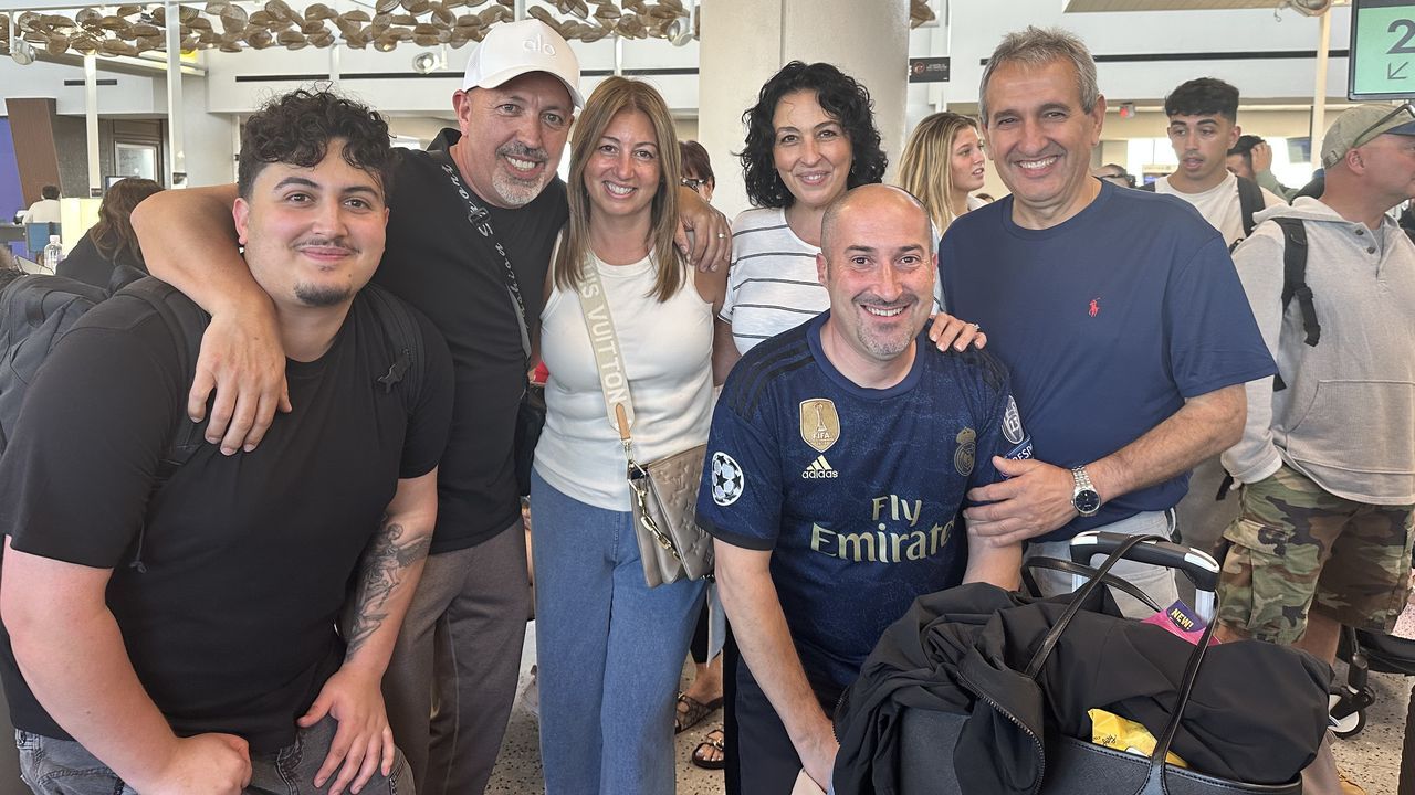 Reencuentros en la puerta de embarque del aeropuerto de Newark. En la imagen, gallegos de O Porto do Son y Lal�n esperando el 17 de julio a subirse al avi�n con destino Santiago