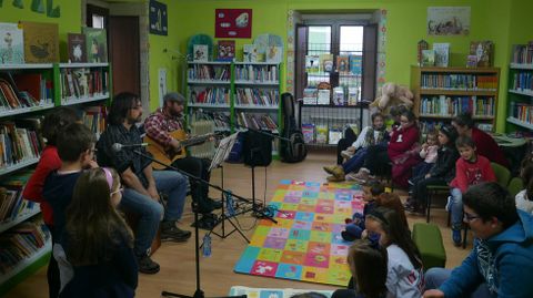 La Biblioteca Pública Municipal de Xermade acogió hace unos días el cuentacuentos musical «Cambia o conto», de Miguel Alonso