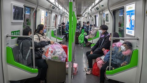 El metro vuelve a funcionar en Wuhan. Sus pasajeros usan mascarillas para evitar contagios