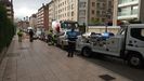 Imagen de archivo de la gra retirando varios coches en Oviedo