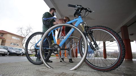 El CEIP A Xunqueira II estren estos das un nuevo aparcamiento para bicicletas