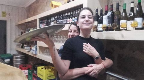 La fallecida Malú Pedrosa, al fondo, con su hija, la cantante Cora Velasco, en primer plano, en una fotografía para el recuerdo tomada en su emblemático Pavero Bar.