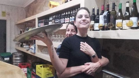 La fallecida Mal Pedrosa, al fondo, con su hija, la cantante Cora Velasco, en primer plano, en una fotografa para el recuerdo tomada en su emblemtico Pavero Bar. 