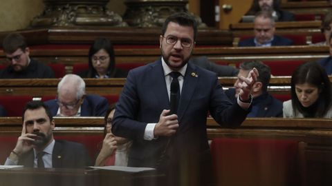 El presidente de la Generalitat, Pere Aragonès, responde a una pregunta de la oposición durante la sesión de control en el Parlamento catalán de este miércoles.