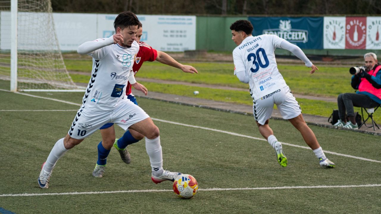 <span lang= gl >Actividades de Voz Natura non colexio Frei Lu&iacute;s de Granada de Sarria</span>.O carball&eacute;s Boedo, xogador do Sarri&aacute;, conduce o bal&oacute;n ante a presi&oacute;n de Keko Hevia, do Berganti&ntilde;os