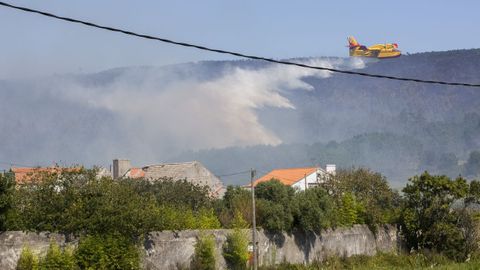 Fisterra: incendio entre Sardieiro y Duio