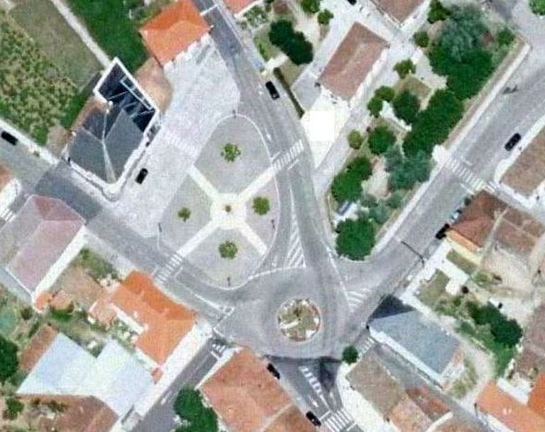 El centro de Sober. En la foto de arriba, el plano de como quedará la plaza tras la reforma, y en la de abajo una imagen aérea de la zona de las obras tal como está en la actualidad
