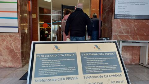 Cartel de cita previa, este jueves, a la entrada de las oficinas de la Agencia Tributaria en Ourense.