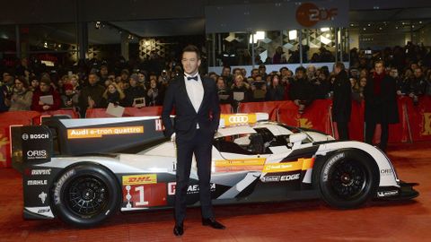 El piloto alemán Andre Lottener posa junto a su coche de la carrera de Le Mans.