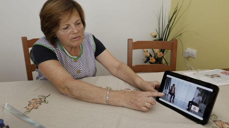 <span lang="gl">«O dispositivo de voz de Cruz Vermella recórdame tomar a pastilla, ir ao banco ou me pon unha canción dos oitenta»</span>