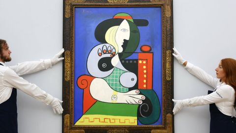 Dos operarios de Sotheby's manipulan el cuadro de Picasso La mujer con reloj (1932), que se vendi en noviembre por ms de 130,5 millones de euros.