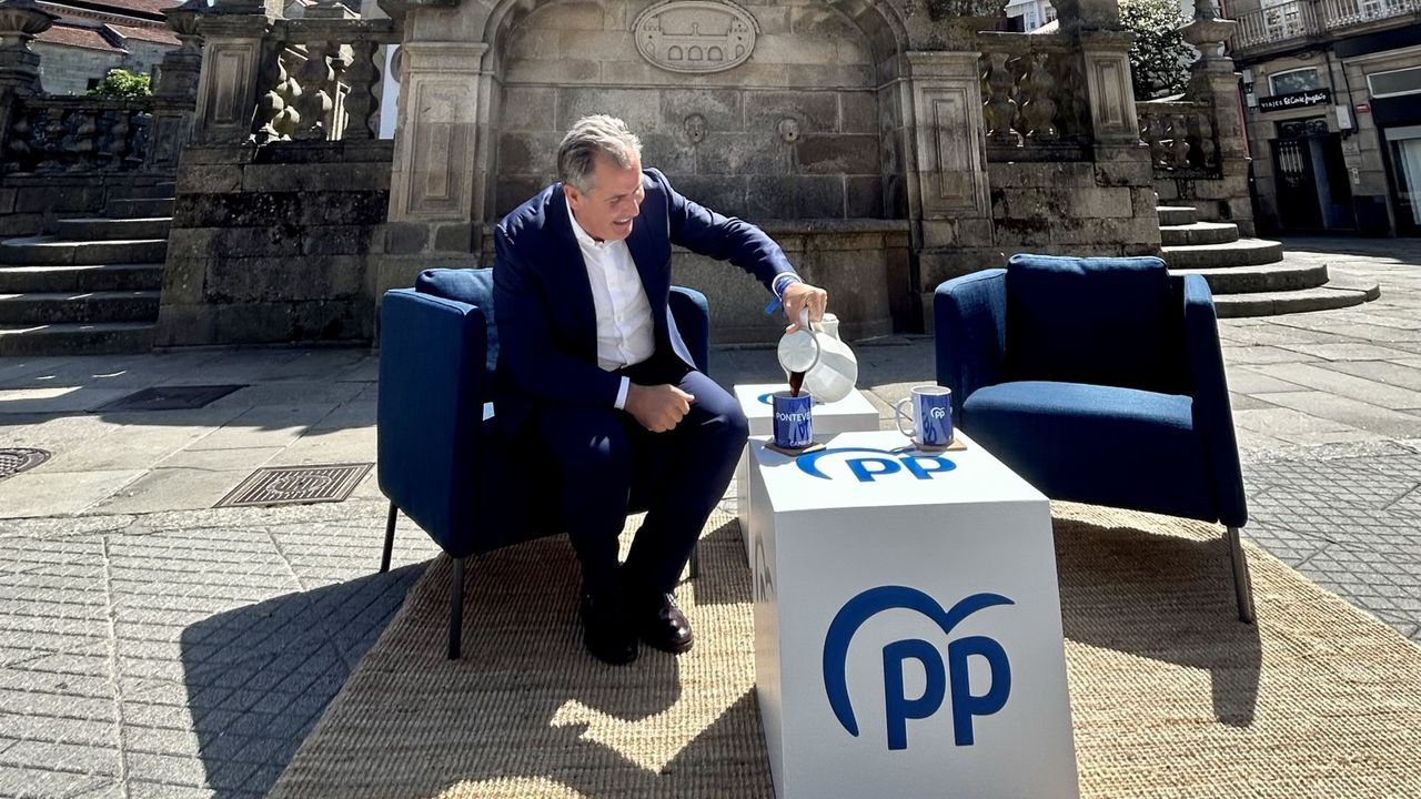 Polticos sonrientes, pulpo y tazas de vino en las fiestas de la Ascensin de Santiago.El candidato del PP, Rafa Domnguez, present en plena Peregrina su propuesta de abrir su agenda a los vecinos de Pontevedra