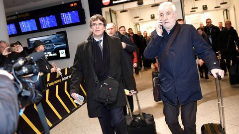 Llegada de Puigdemont al aeropuerto dans junto al empresario Josep Mara Matamala